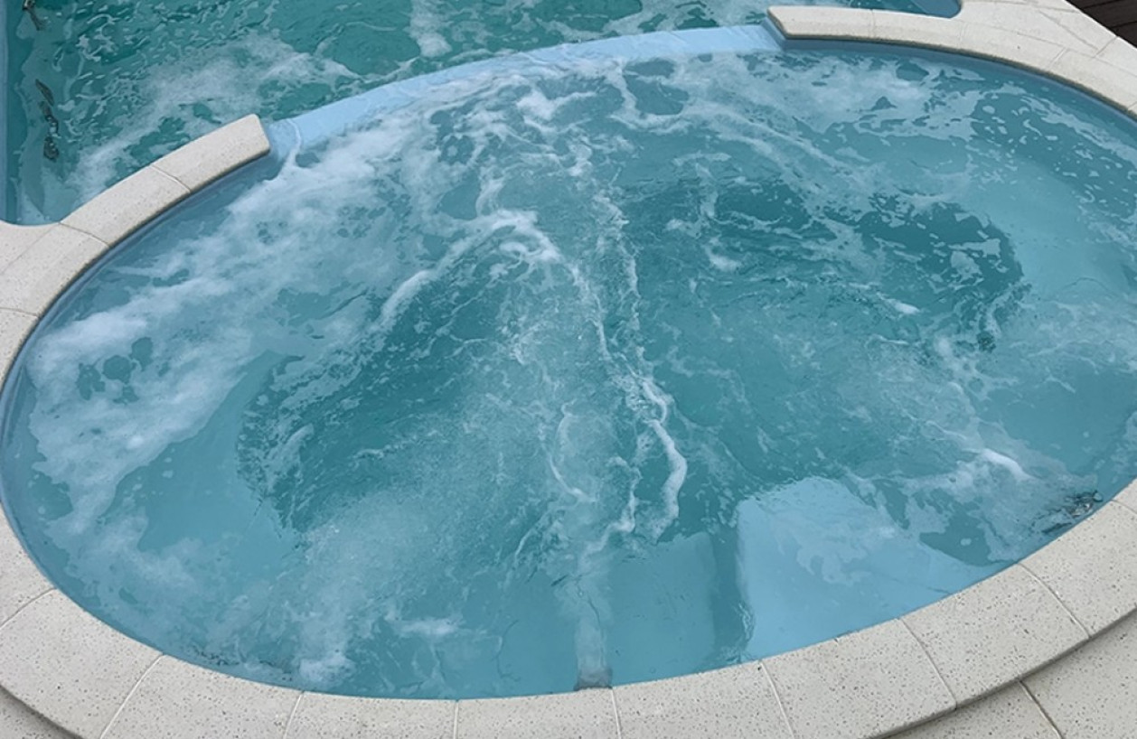 Модель:  Коньяк
Размер:  Длина: 10,02 м. Ширина: 3,68 м. Глубина: 1,23-1,89 м. Объем: 38,7 м³
Цвет:  Берлинская лазурь